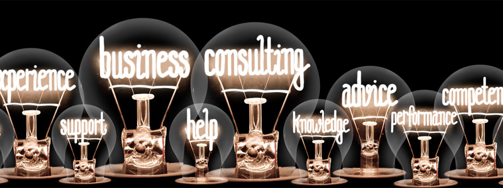 Unterschiedliche große Glühlampen, deren Glühdraht Wörter darstellt: experience, support, business, help, consulting, knowledge, advice, performance, competence.