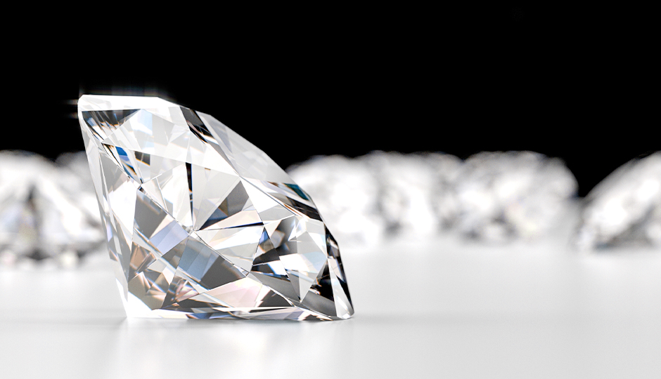 Ein Diamant auf einer weißen Fläche mit schwarzem Hintergrund