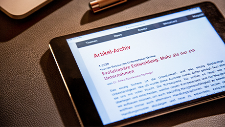 Tablet mit Abbildung eines Online-Artikels