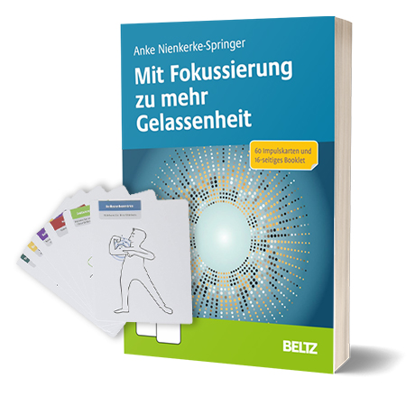 Buchabbildung auf weißem Hintergrund mit aufgefächerten Karten